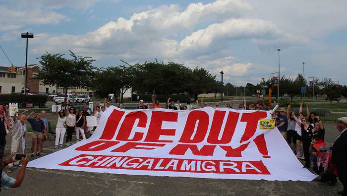 Defensores de los inmigrantes protestan contra Trump en Nassau: "¡ICE fuera de Nueva York!"