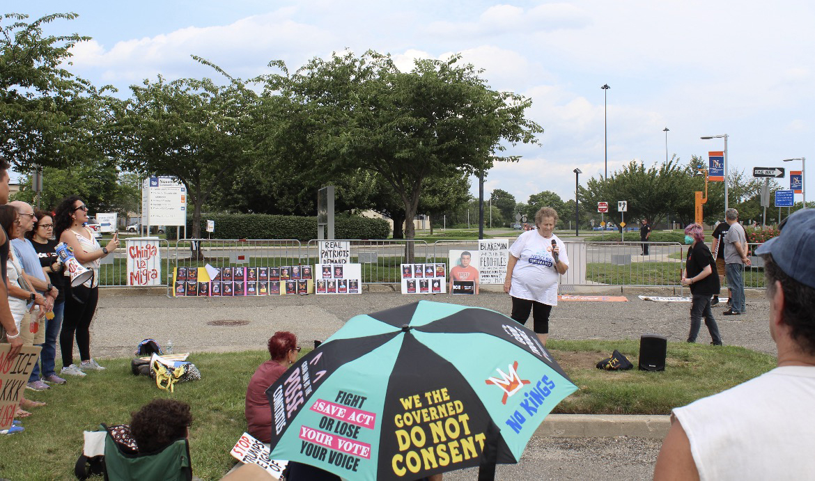 Defensores de los inmigrantes protestan contra Trump en Nassau: "¡ICE fuera de Nueva York!"