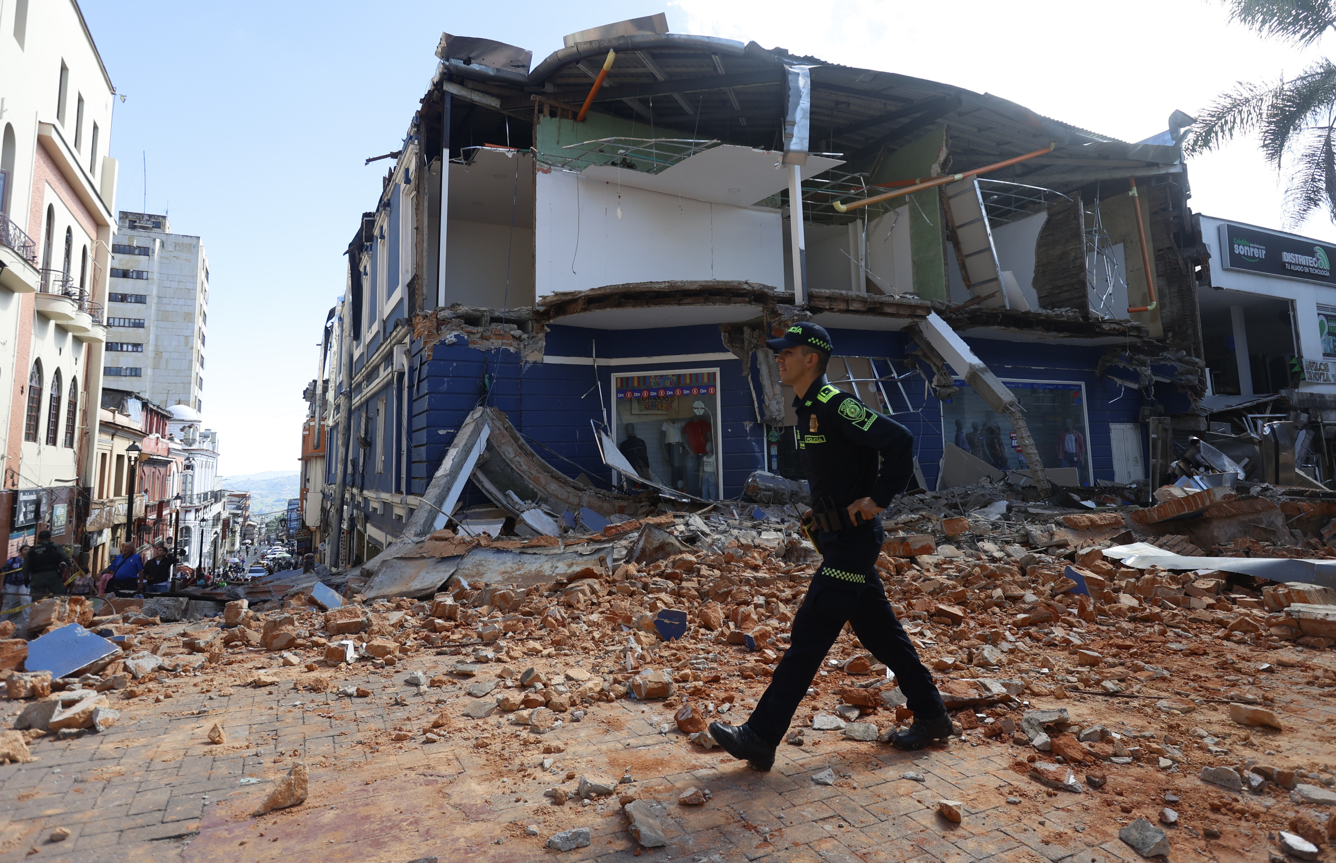 Colombia sufre terremoto de magnitud 7.4 ... hay al menos 24 muertes y muchos edificios caídos