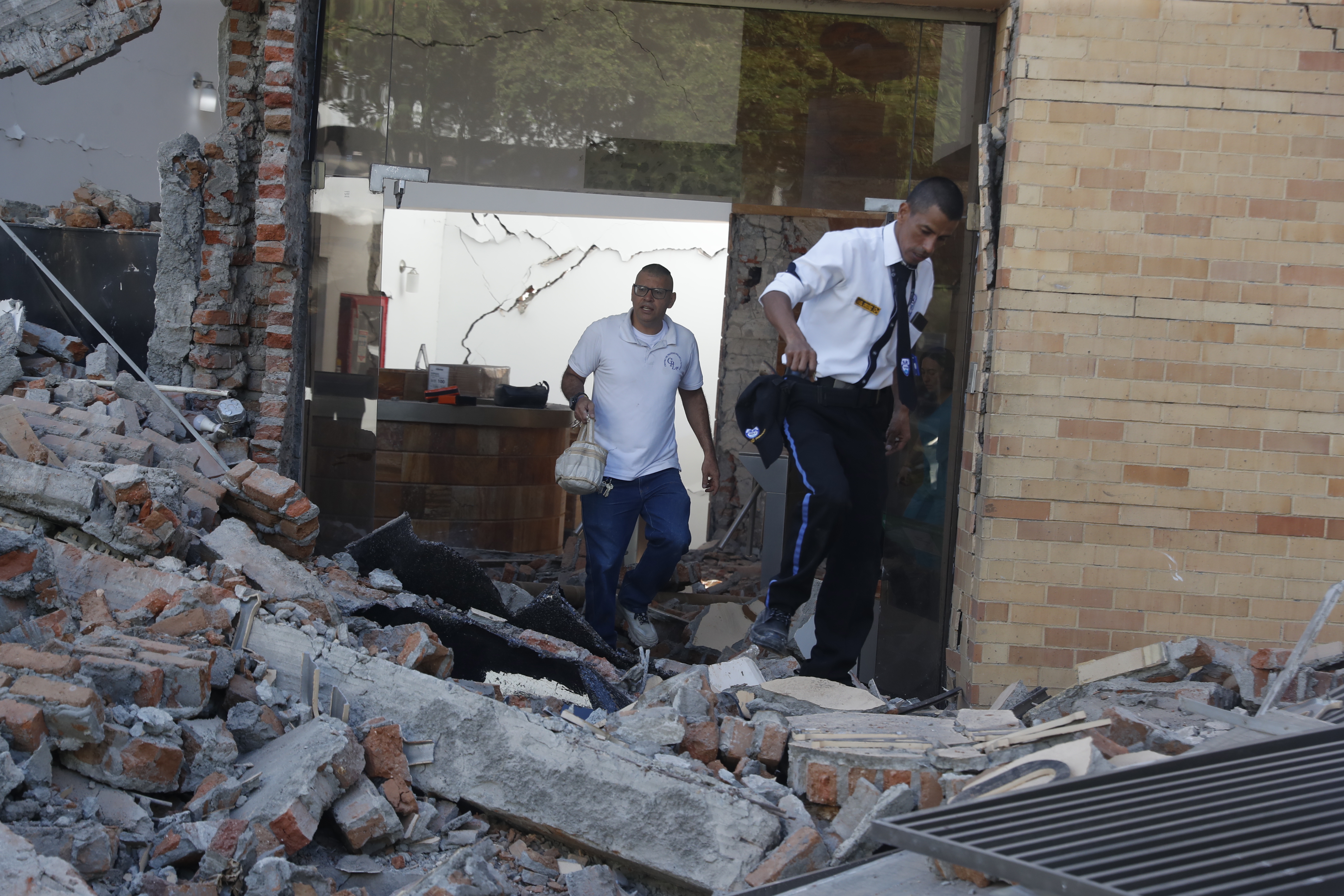 Colombia sufre terremoto de magnitud 7.4 ... hay al menos 24 muertes y muchos edificios caídos