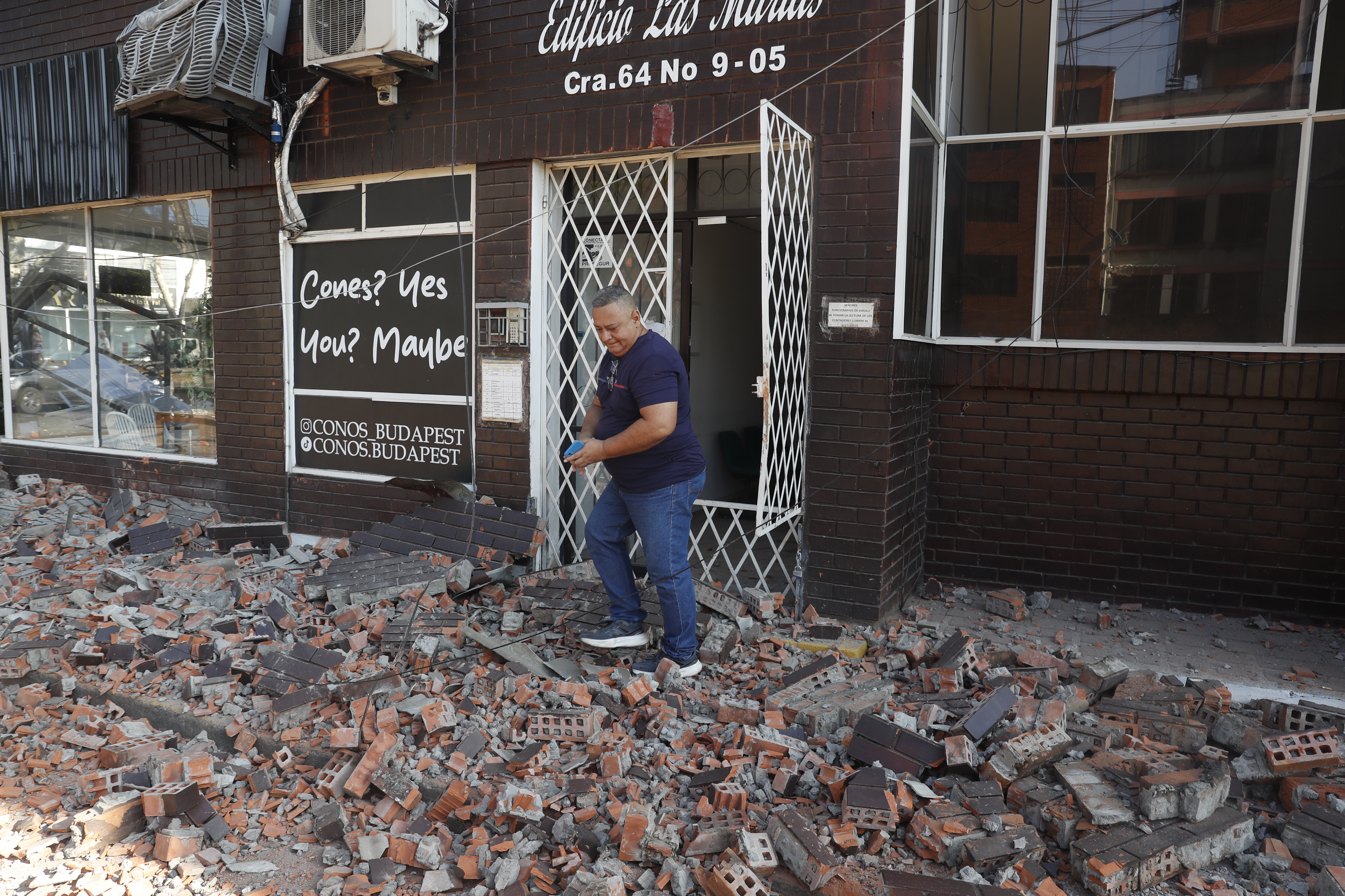 Colombia sufre terremoto de magnitud 7.4 ... hay al menos 24 muertes y muchos edificios caídos
