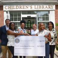 La legisladora Russell entrega subvención de 27.000 dólares a la Westbury Memorial Library