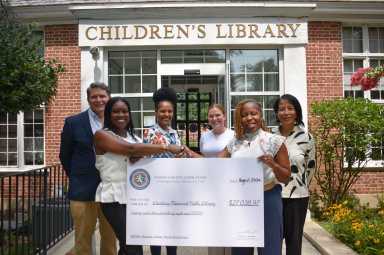 La legisladora Russell entrega subvención de 27.000 dólares a la Westbury Memorial Library