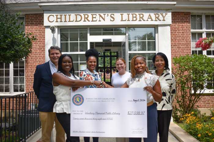 La legisladora Russell entrega subvención de 27.000 dólares a la Westbury Memorial Library