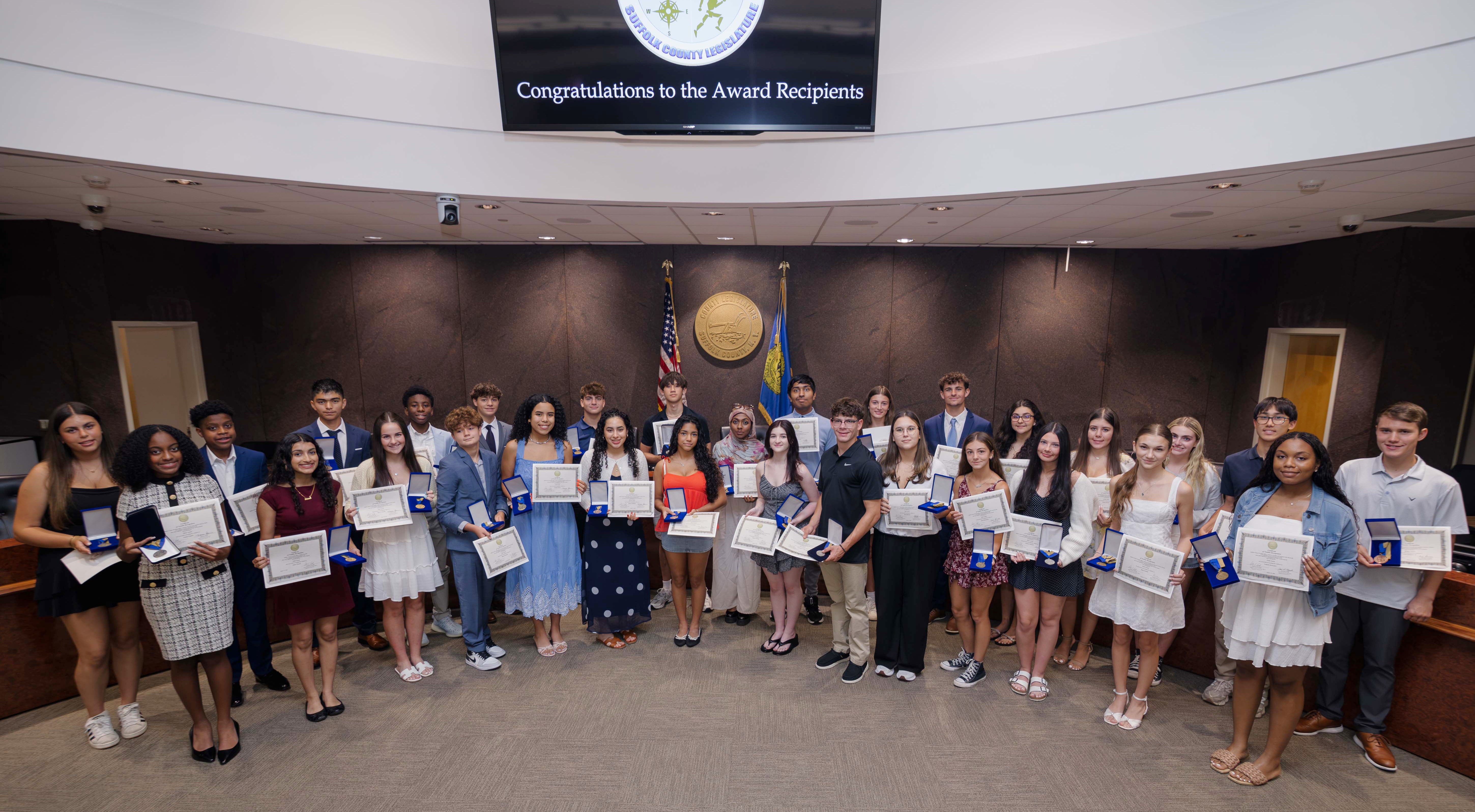 Legislatura de Suffolk reconoce a jóvenes destacados de entre 13 y 18 años