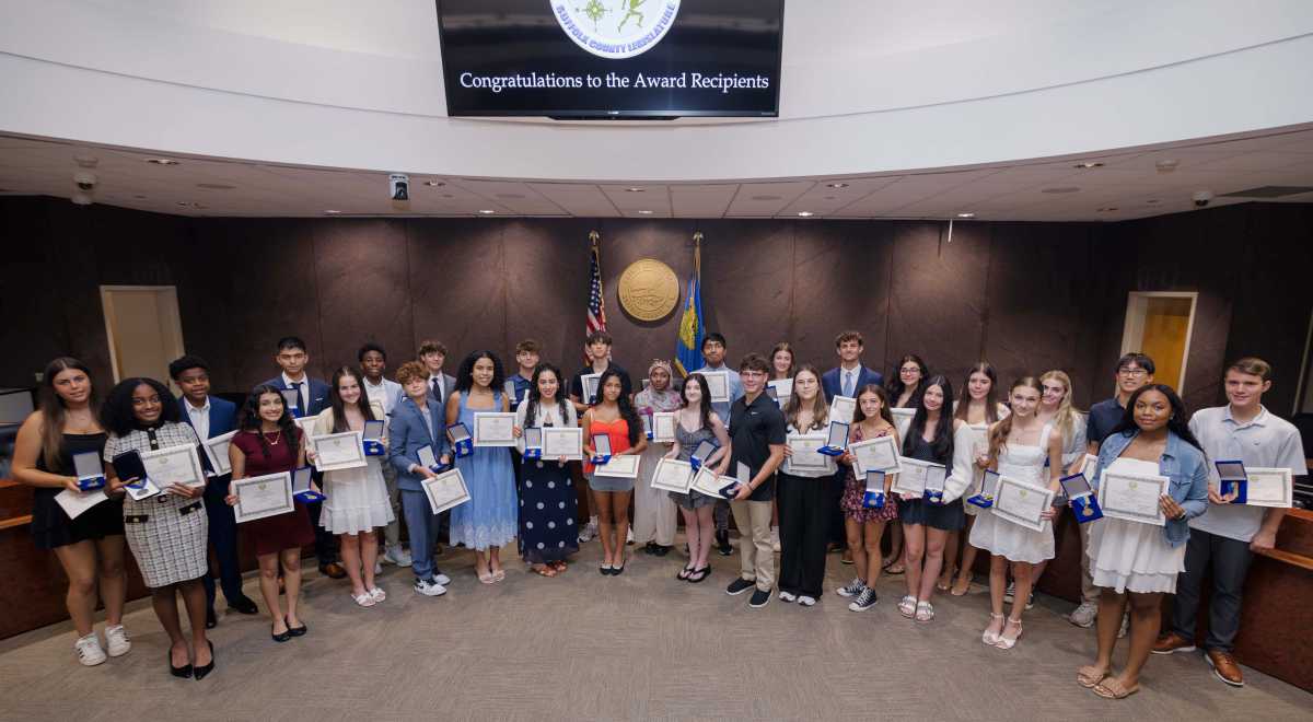Legislatura de Suffolk reconoce a jóvenes destacados de entre 13 y 18 años