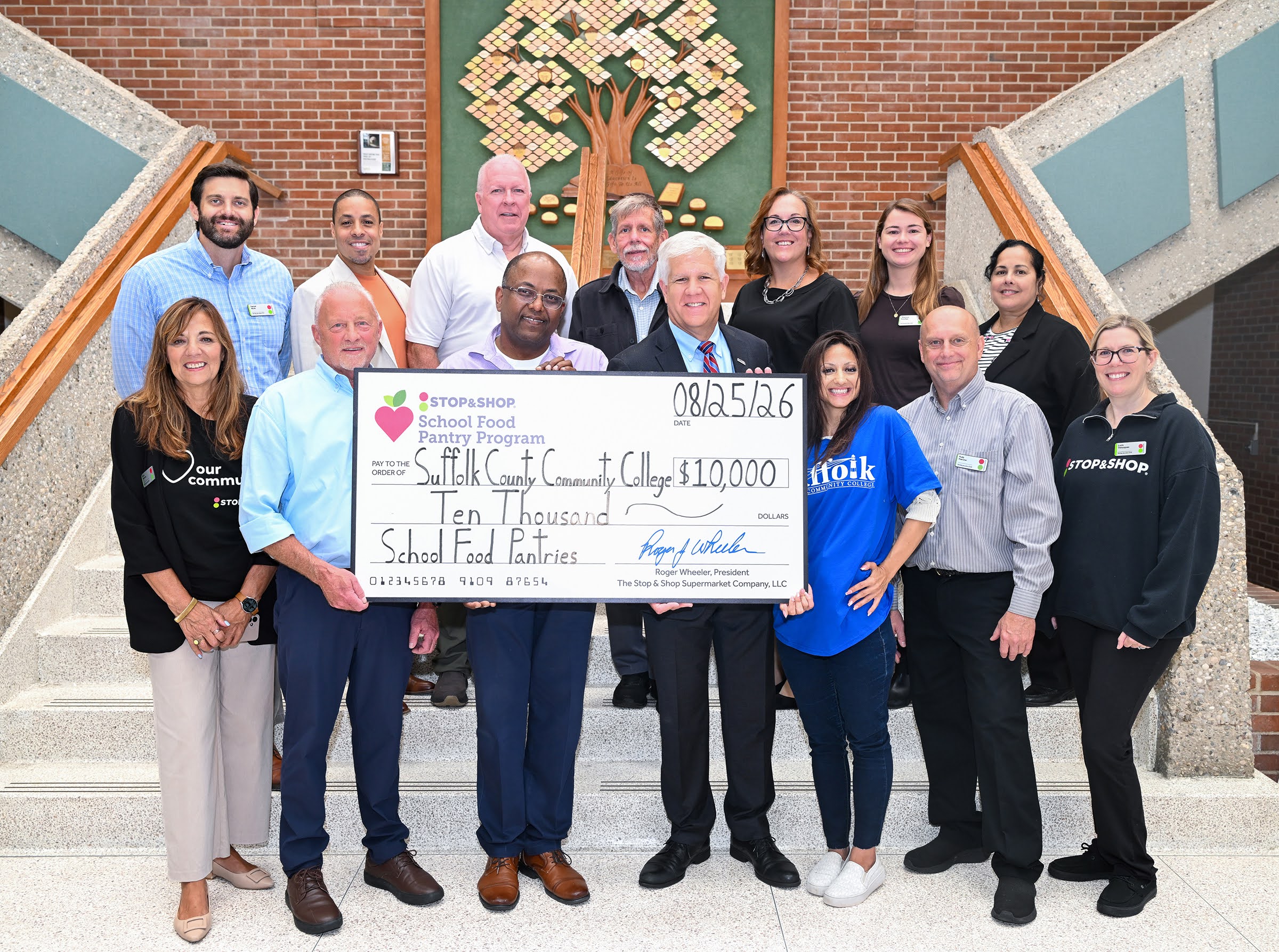 Stop & Shop dona $ 10.000 para apoyar 3 bancos de alimentos de Suffolk County Community College