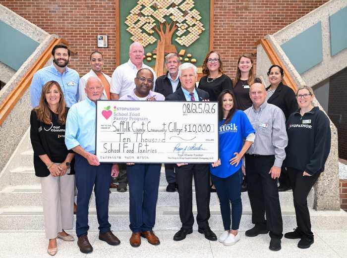 Stop & Shop dona $ 10.000 para apoyar 3 bancos de alimentos de Suffolk County Community College