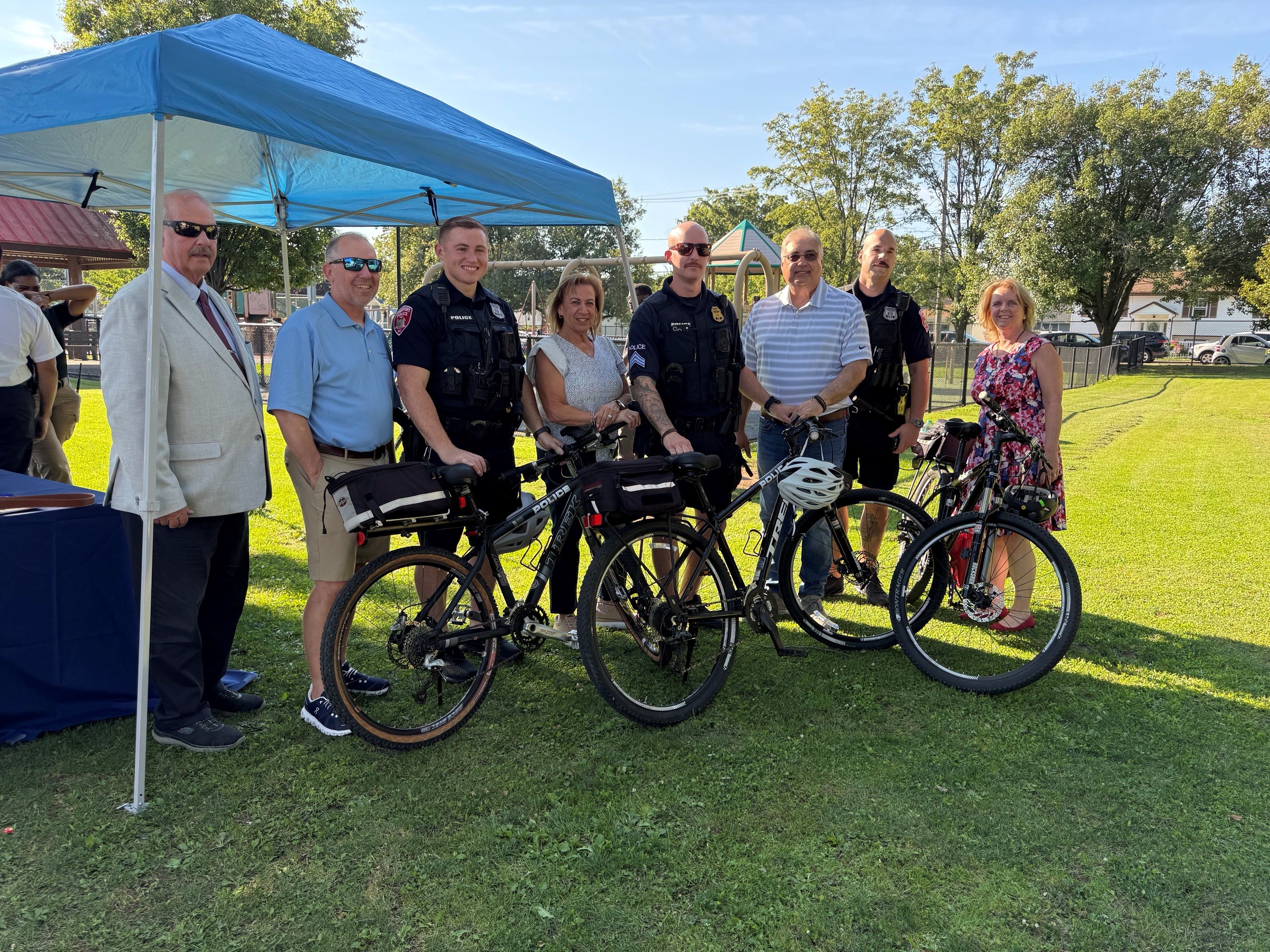 Legisladora Mulé y colaboradores comunitarios en Freeport celebran el "National Night Out"