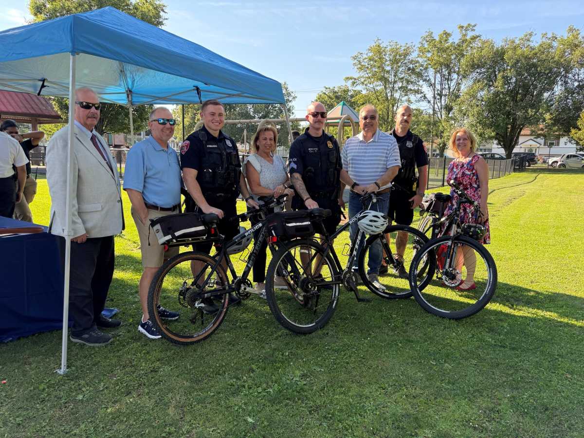 Legisladora Mulé y colaboradores comunitarios en Freeport celebran el "National Night Out"
