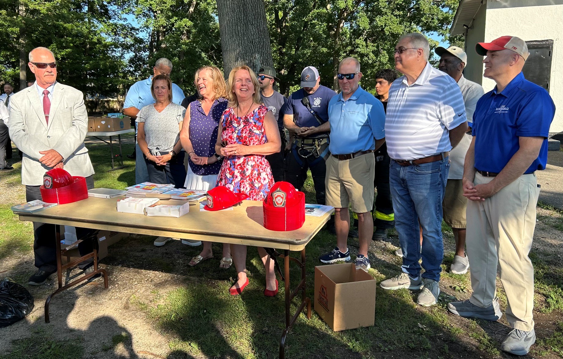 Legisladora Mulé y colaboradores comunitarios en Freeport celebran el "National Night Out"