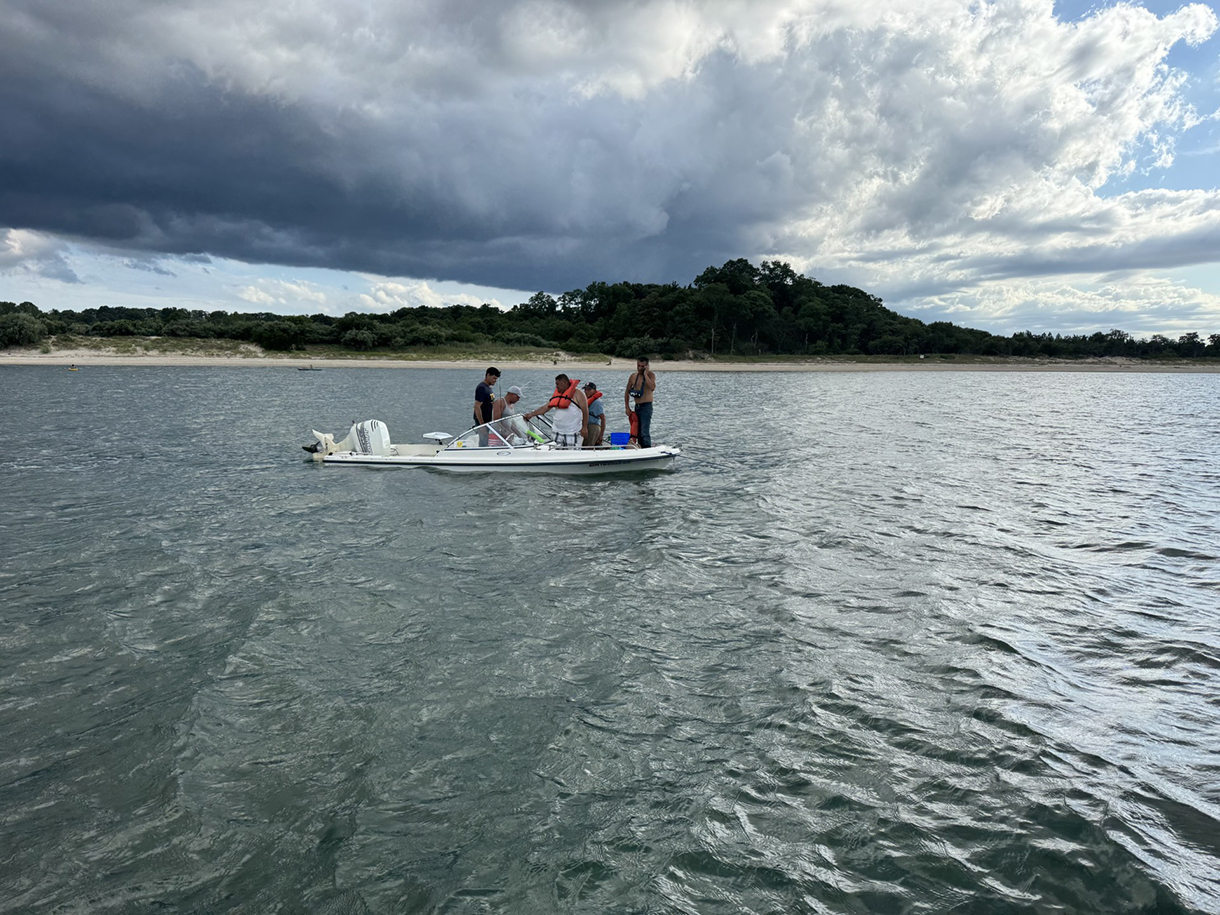 La policía de Suffolk rescata a 5 pescadores que se hundían en Long Island Sound