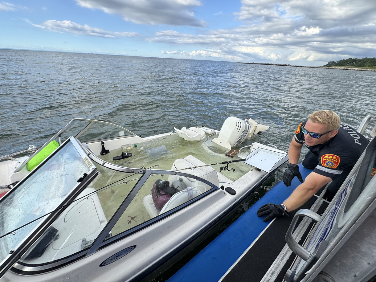 La policía de Suffolk rescata a 5 pescadores que se hundían en Long Island Sound