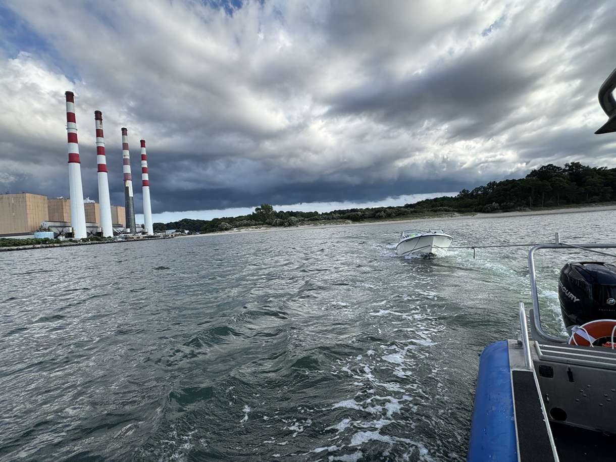 La policía de Suffolk rescata a 5 pescadores que se hundían en Long Island Sound