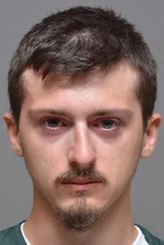 Joven de Mastic Beach acusado de mantener relaciones sexuales con un perro