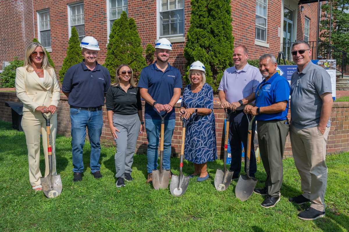 Funcionarios de Islip se unen a National Grid para conmemorar el "Día del 811"