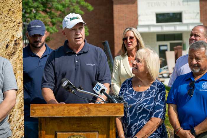 Funcionarios de Islip se unen a National Grid para conmemorar el "Día del 811"