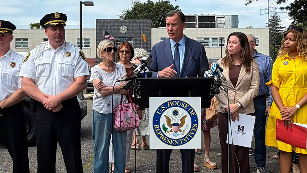 Suozzi alerta sobre la trata de personas en Long Island y Queens e insta a tomar medidas federales