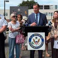 Suozzi alerta sobre la trata de personas en Long Island y Queens e insta a tomar medidas federales