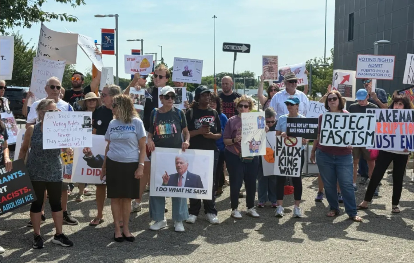 Trump elogia a Blakeman en su visita a Long Island y genera fuerte rechazo de defensores comunitarios