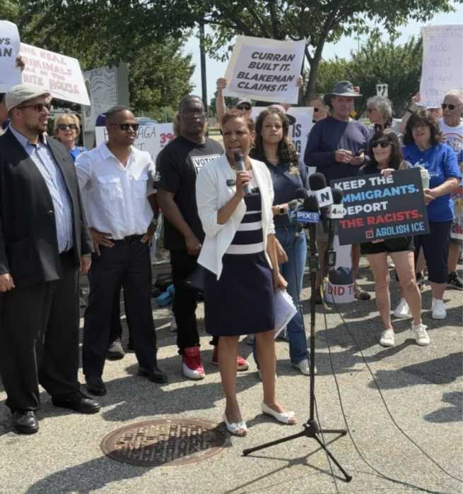 Trump elogia a Blakeman en su visita a Long Island y genera fuerte rechazo de defensores comunitarios