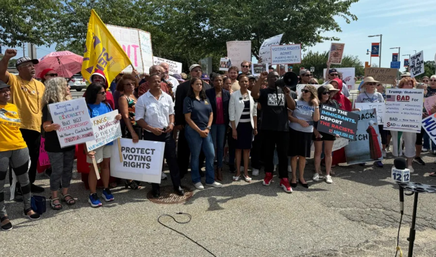 Trump elogia a Blakeman en su visita a Long Island y genera fuerte rechazo de defensores comunitarios