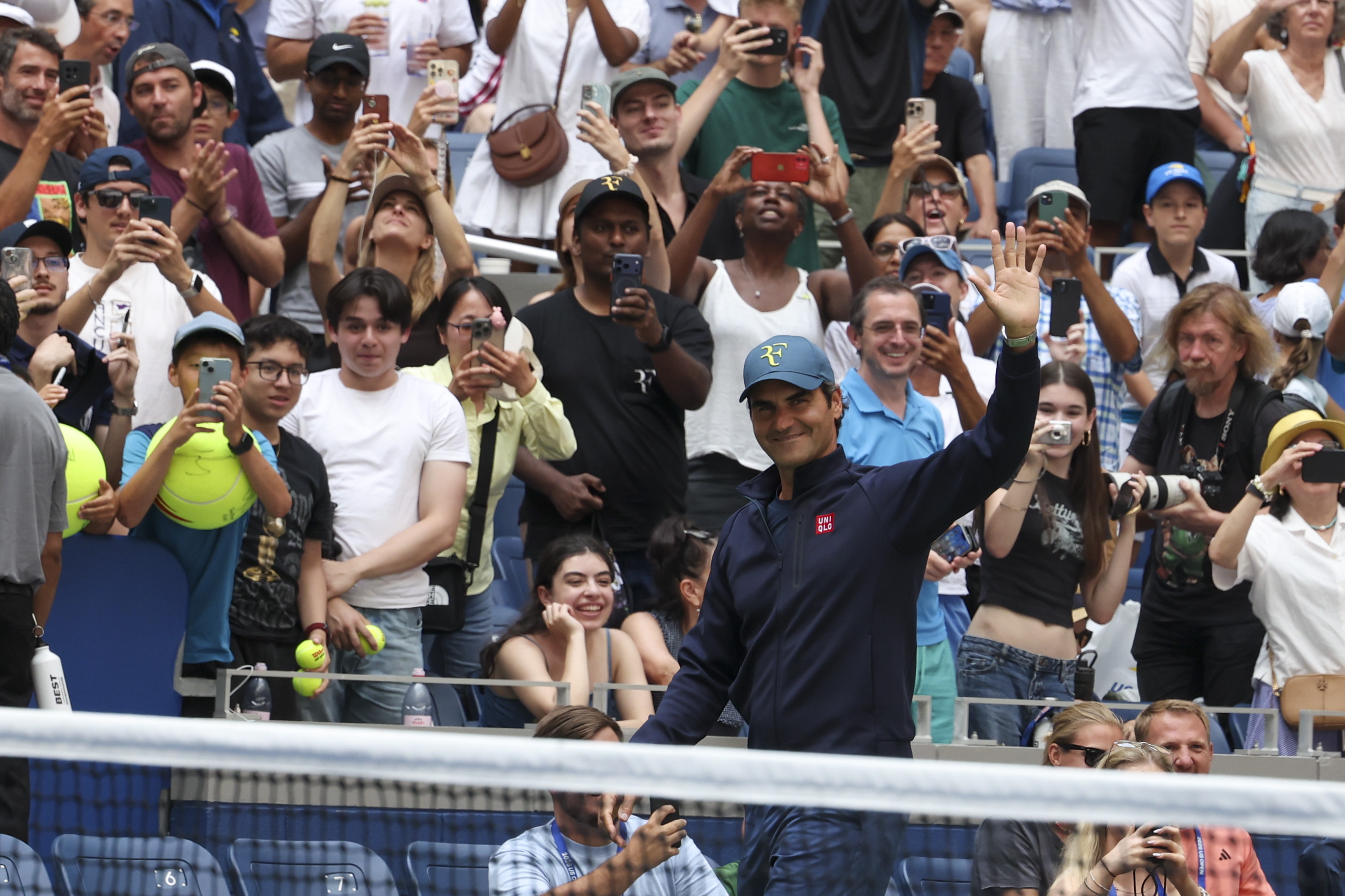 Federer ilumina Nueva York y vuelve a ganar a Roddick en emotiva exhibición
