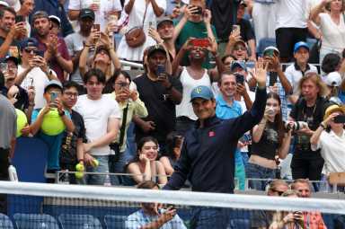 Federer ilumina Nueva York y vuelve a ganar a Roddick en emotiva exhibición