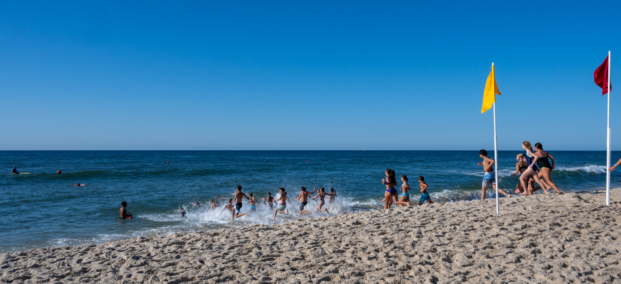Salvavidas juveniles de Islip demuestran sus habilidades en aguas abiertas