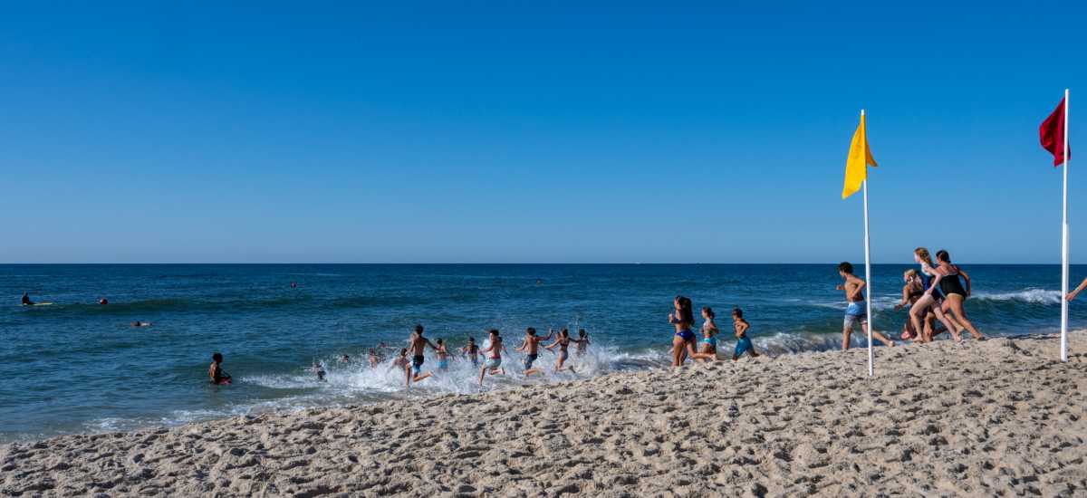 Salvavidas juveniles de Islip demuestran sus habilidades en aguas abiertas