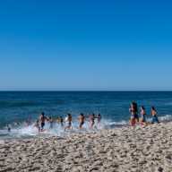 Salvavidas juveniles de Islip demuestran sus habilidades en aguas abiertas