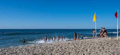Salvavidas juveniles de Islip demuestran sus habilidades en aguas abiertas