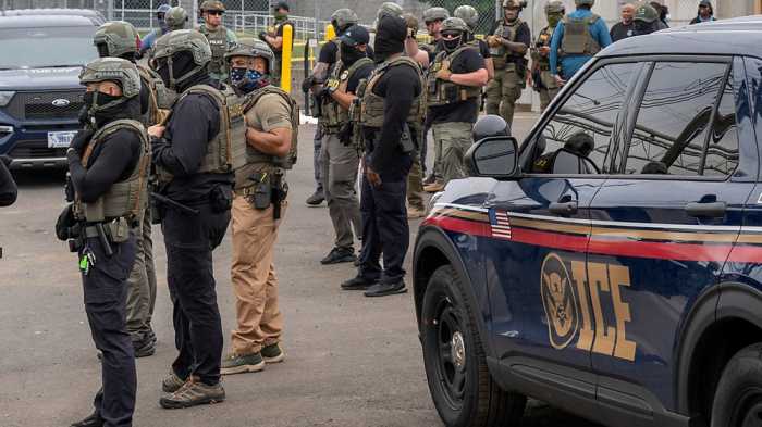 Congresistas y activistas de EEUU rechazan la compra de guantes eléctricos para el ICE