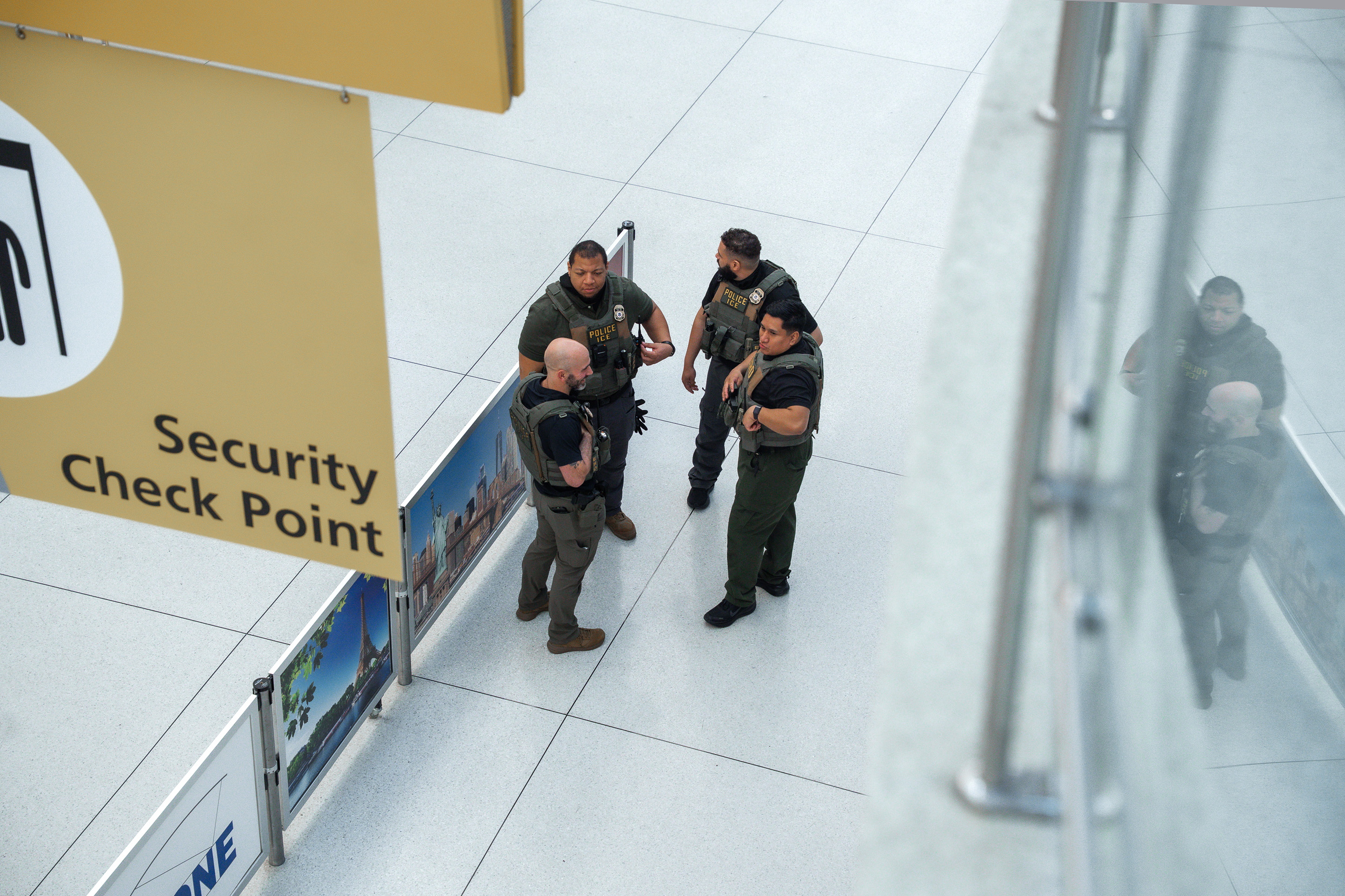 ICE detiene en aeropuerto a inmigrante venezolana tras el fin del TPS