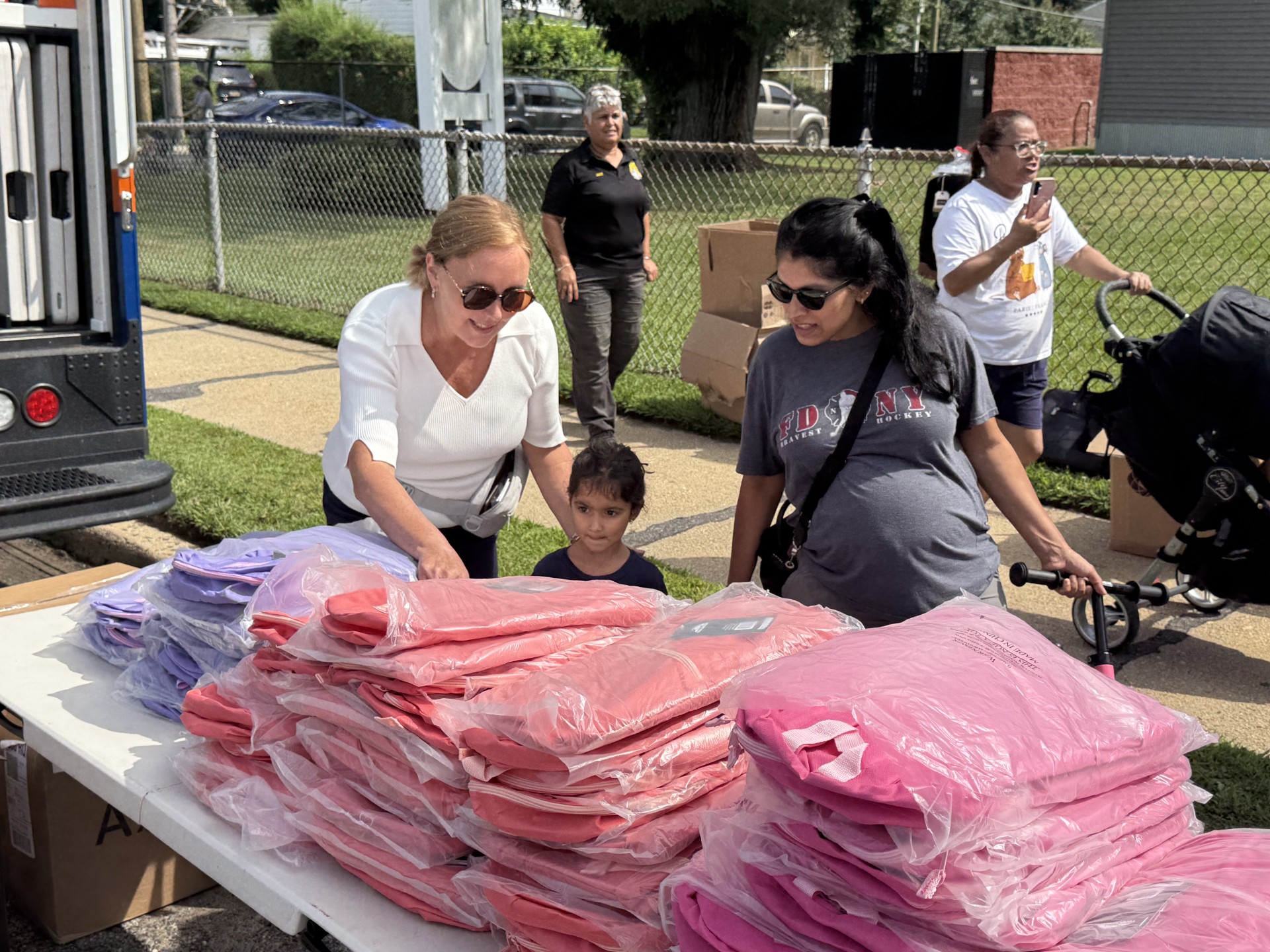 Legisladora DeRiggi-Whitton y la PBA de Nassau entregan mochilas para el regreso a clases