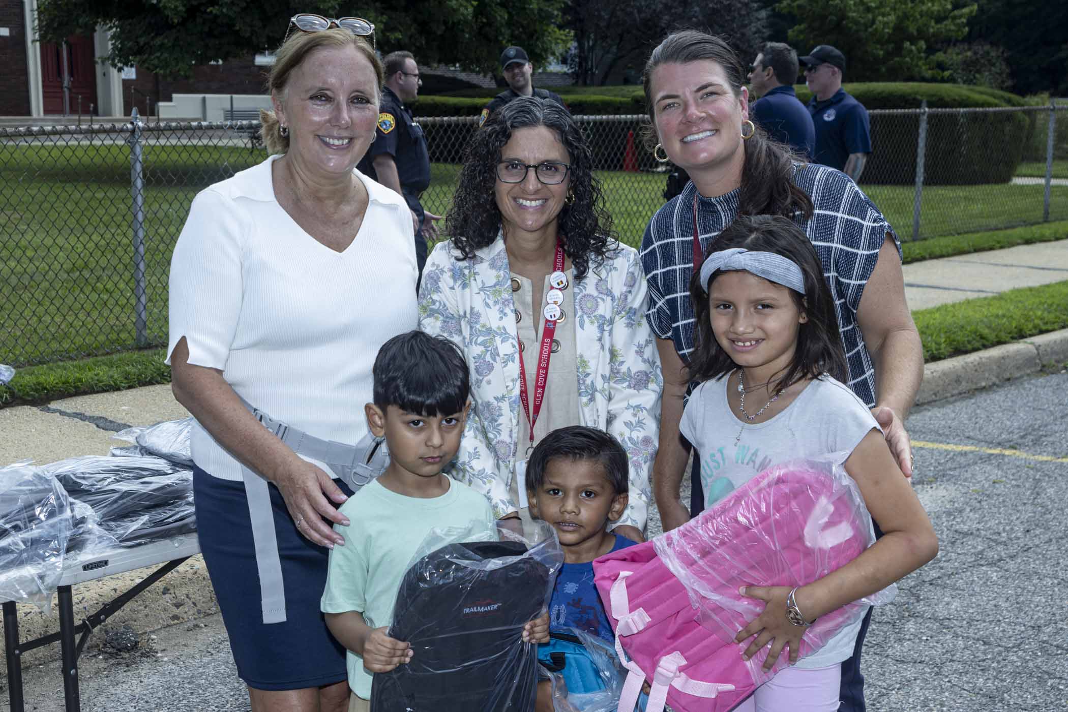 Legisladora DeRiggi-Whitton y la PBA de Nassau entregan mochilas para el regreso a clases