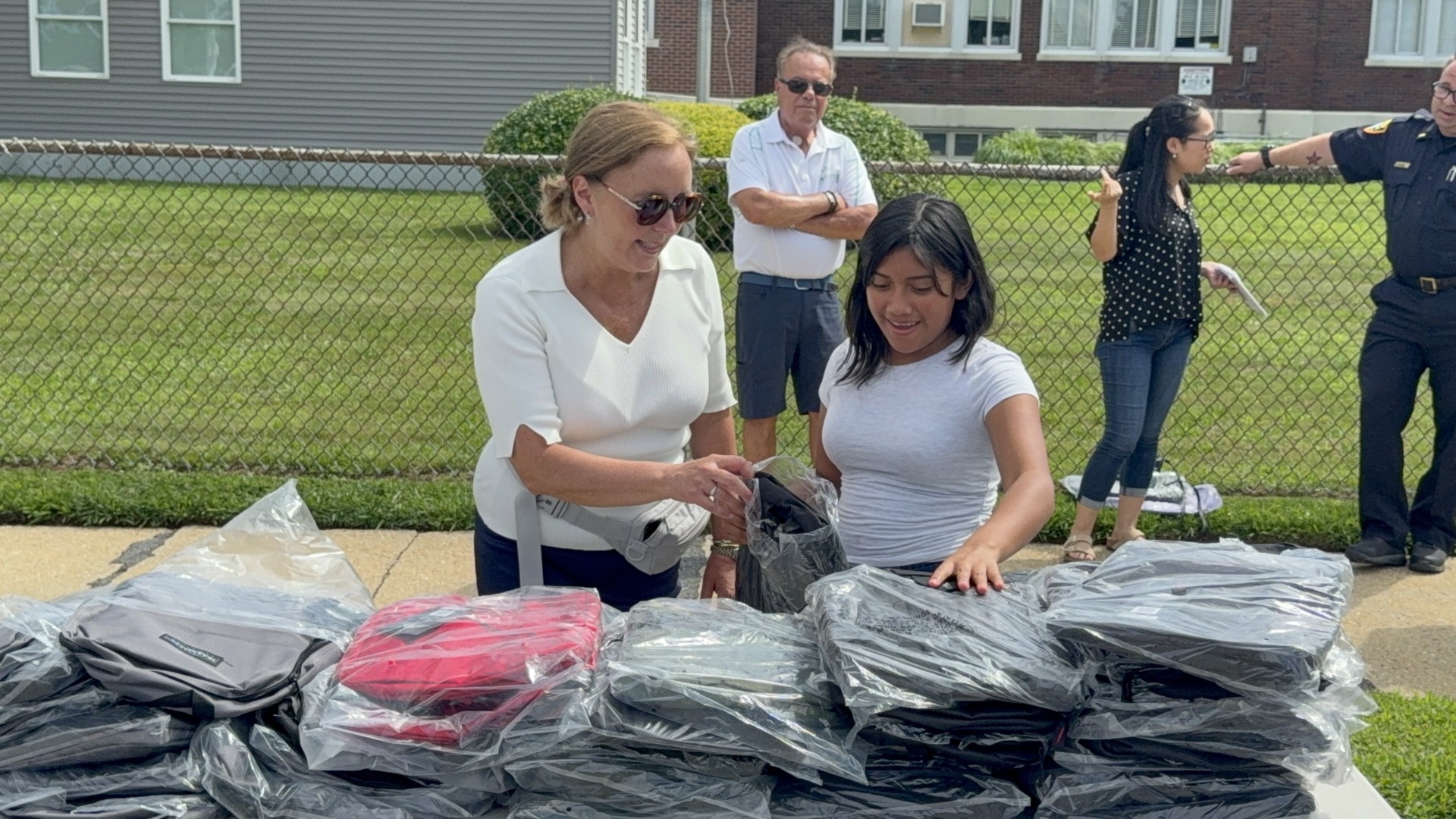 Legisladora DeRiggi-Whitton y la PBA de Nassau entregan mochilas para el regreso a clases