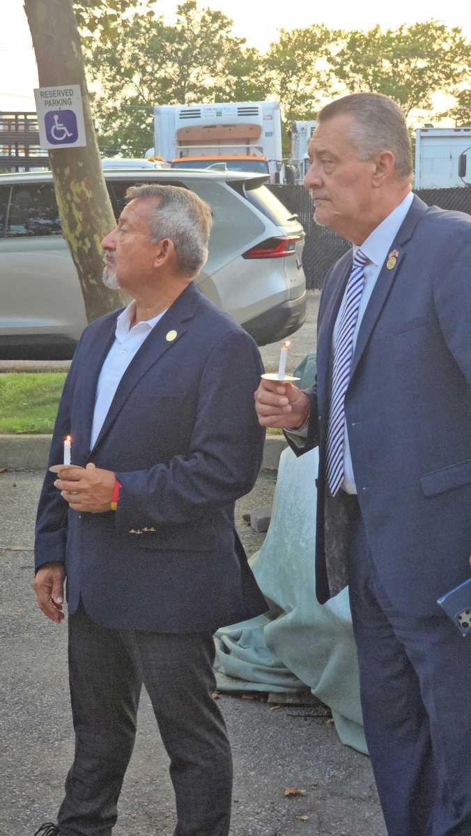 Long Island se une en oración y solidaridad con Colombia durante una vigilia comunitaria