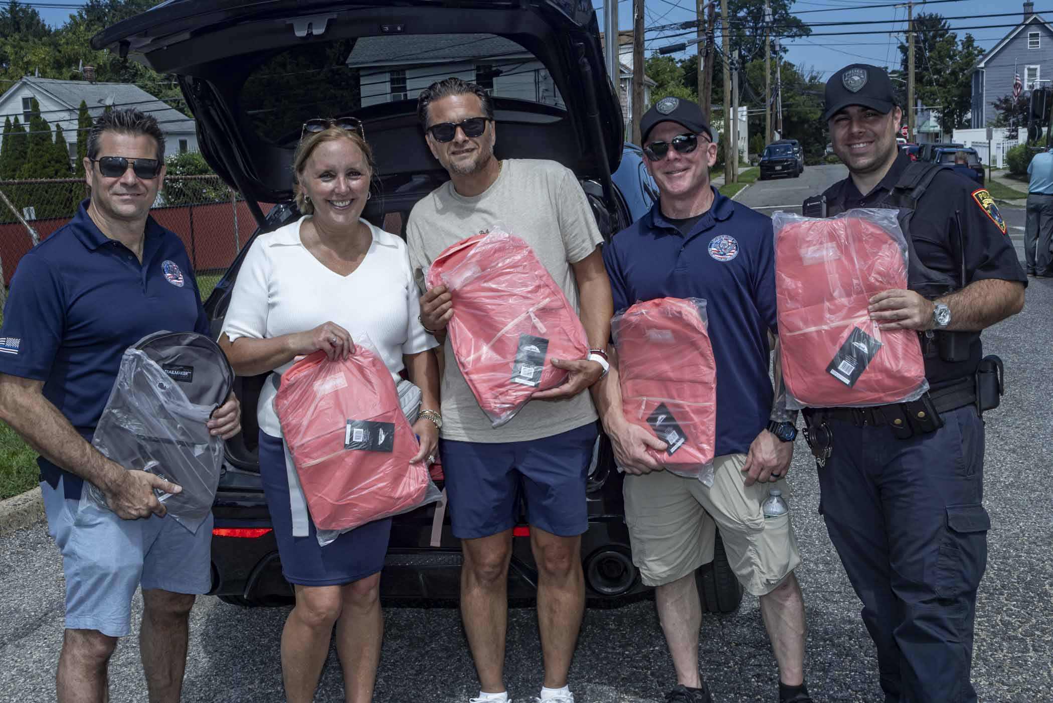 Legisladora DeRiggi-Whitton y la PBA de Nassau entregan mochilas para el regreso a clases