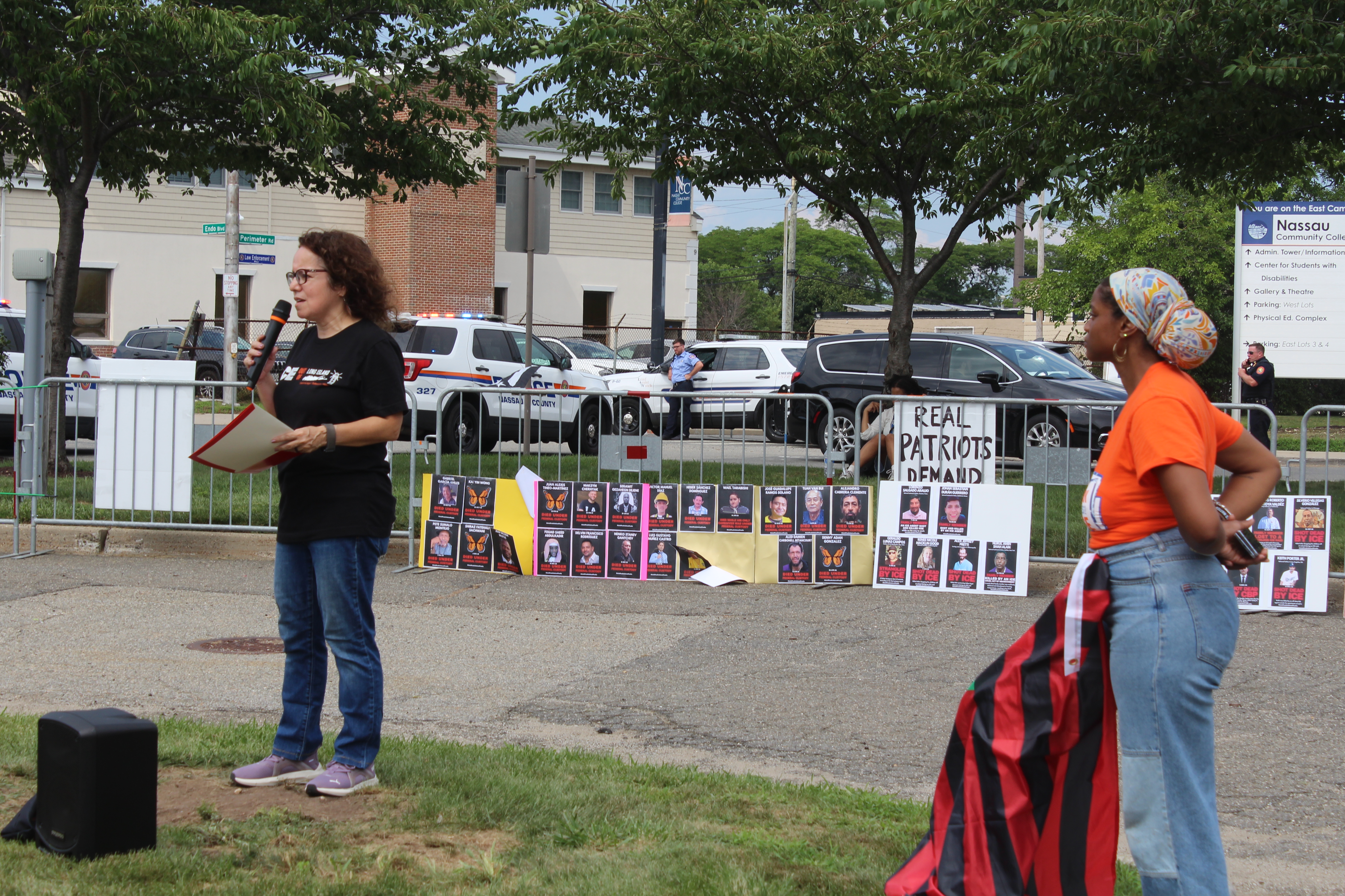 Defensores de los inmigrantes protestan contra Trump en Nassau: "¡ICE fuera de Nueva York!"