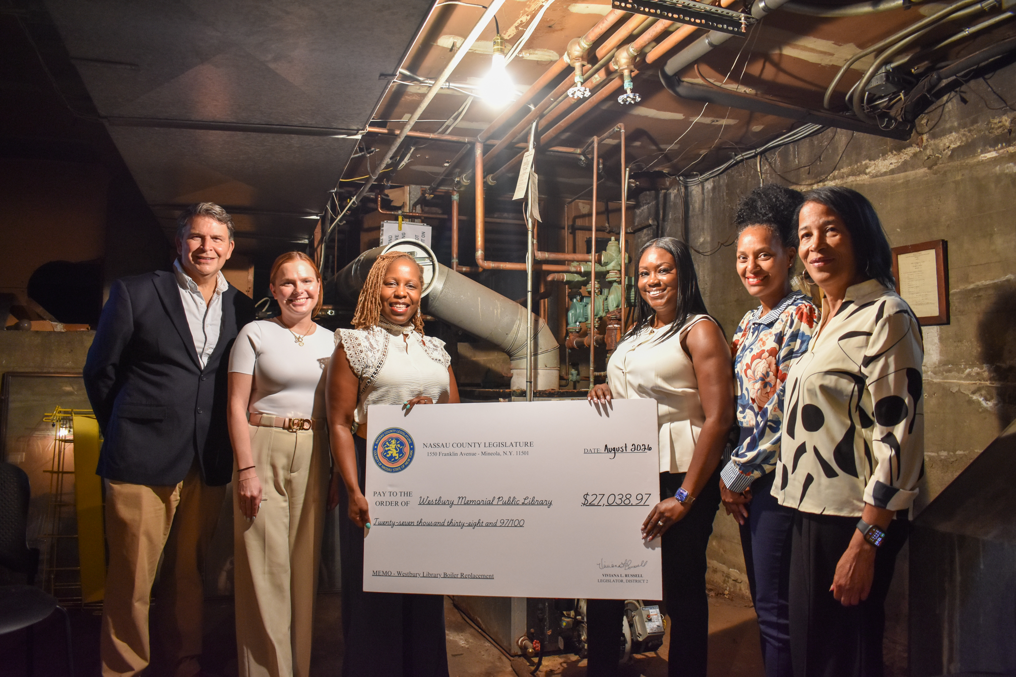 La legisladora Russell entrega subvención de 27.000 dólares a la Westbury Memorial Library