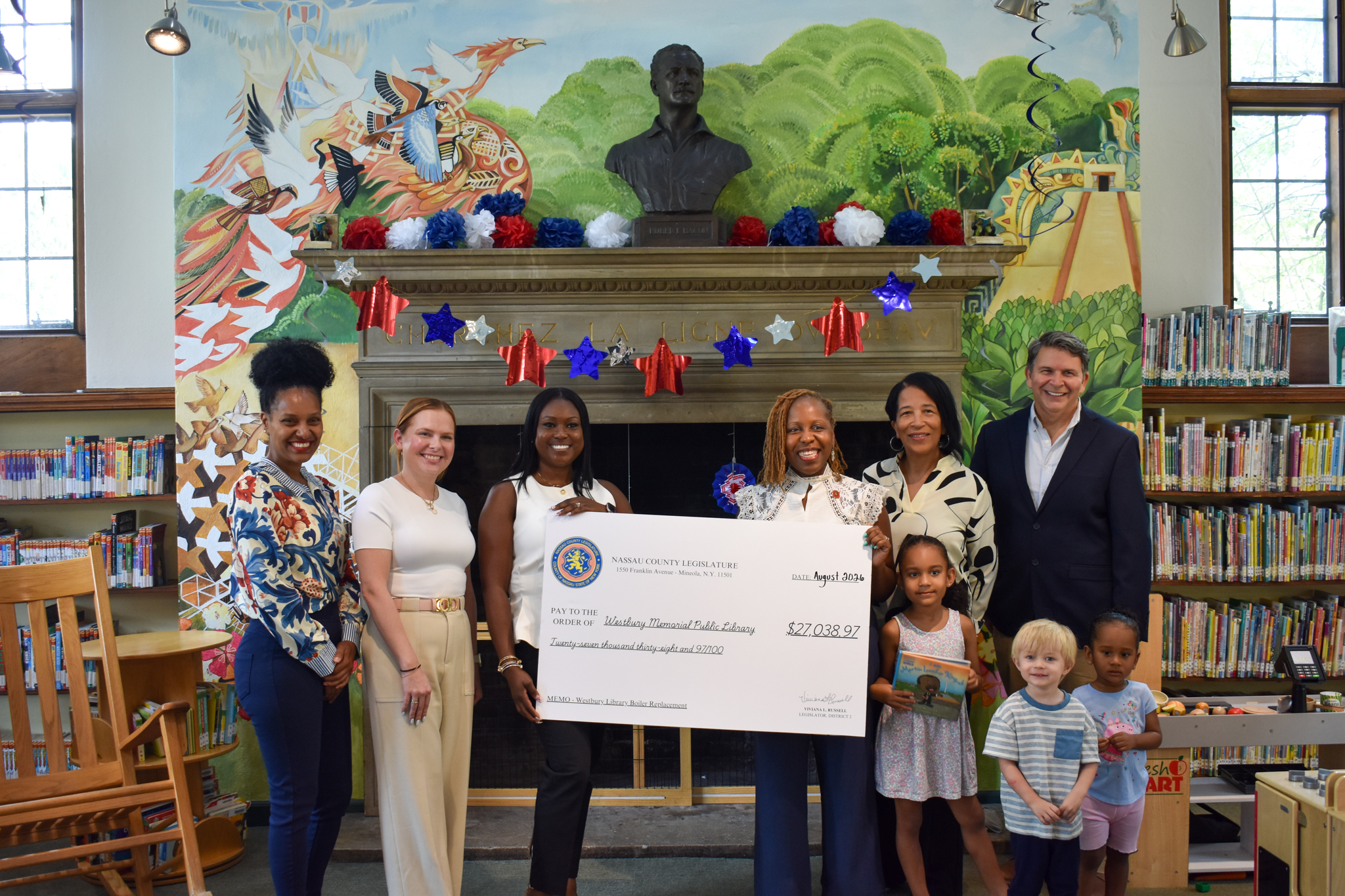 La legisladora Russell entrega subvención de 27.000 dólares a la Westbury Memorial Library