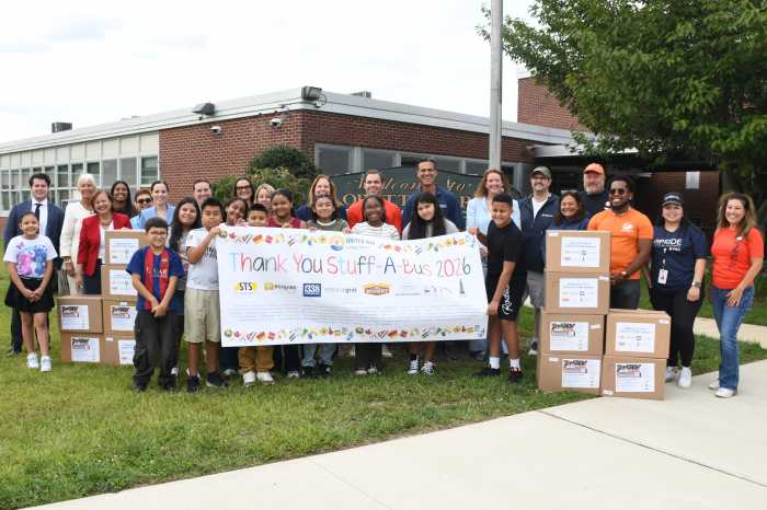 Programa "Stuff-A-Bus" de United Way of Long Island entrega útiles escolares a miles de estudiantes
