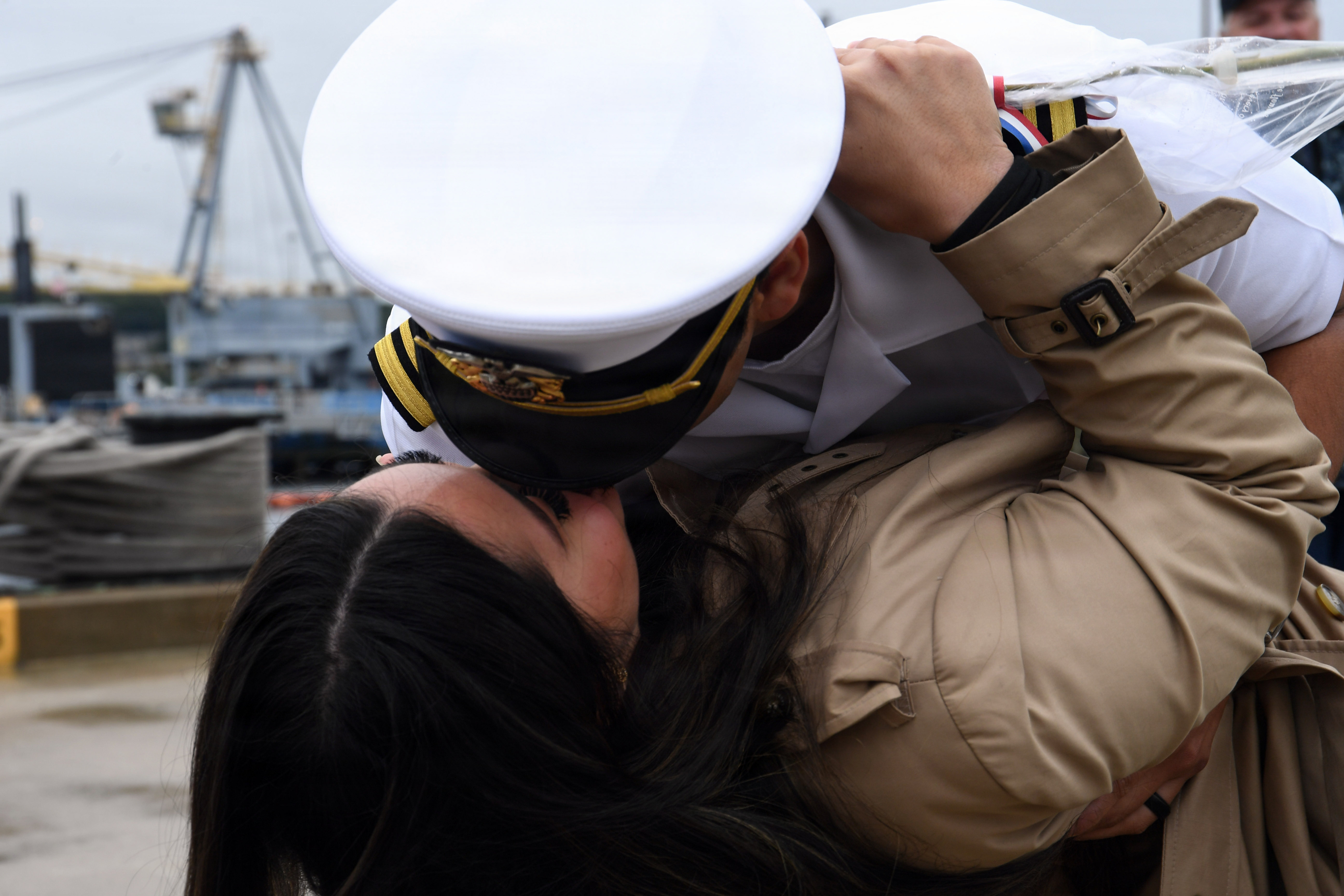 Marino hispano de Mineola regresa a casa tras despliegue de 4 meses a bordo del USS Idaho