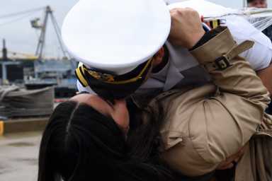 Marino hispano de Mineola regresa a casa tras despliegue de 4 meses a bordo del USS Idaho