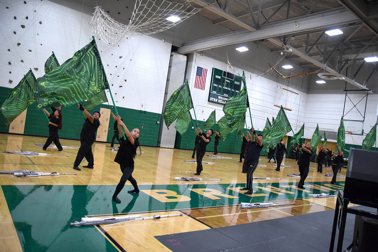 La banda "Green Machine" de Brentwood marca el ritmo en su exhibición anual en casa