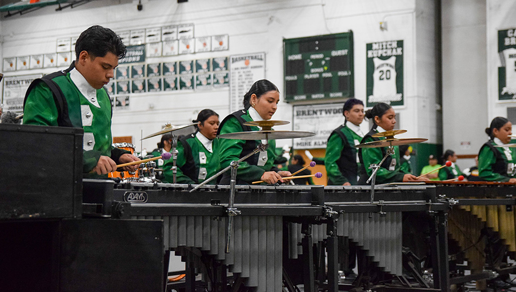 La banda "Green Machine" de Brentwood marca el ritmo en su exhibición anual en casa