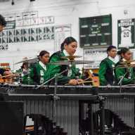 La banda "Green Machine" de Brentwood marca el ritmo en su exhibición anual en casa