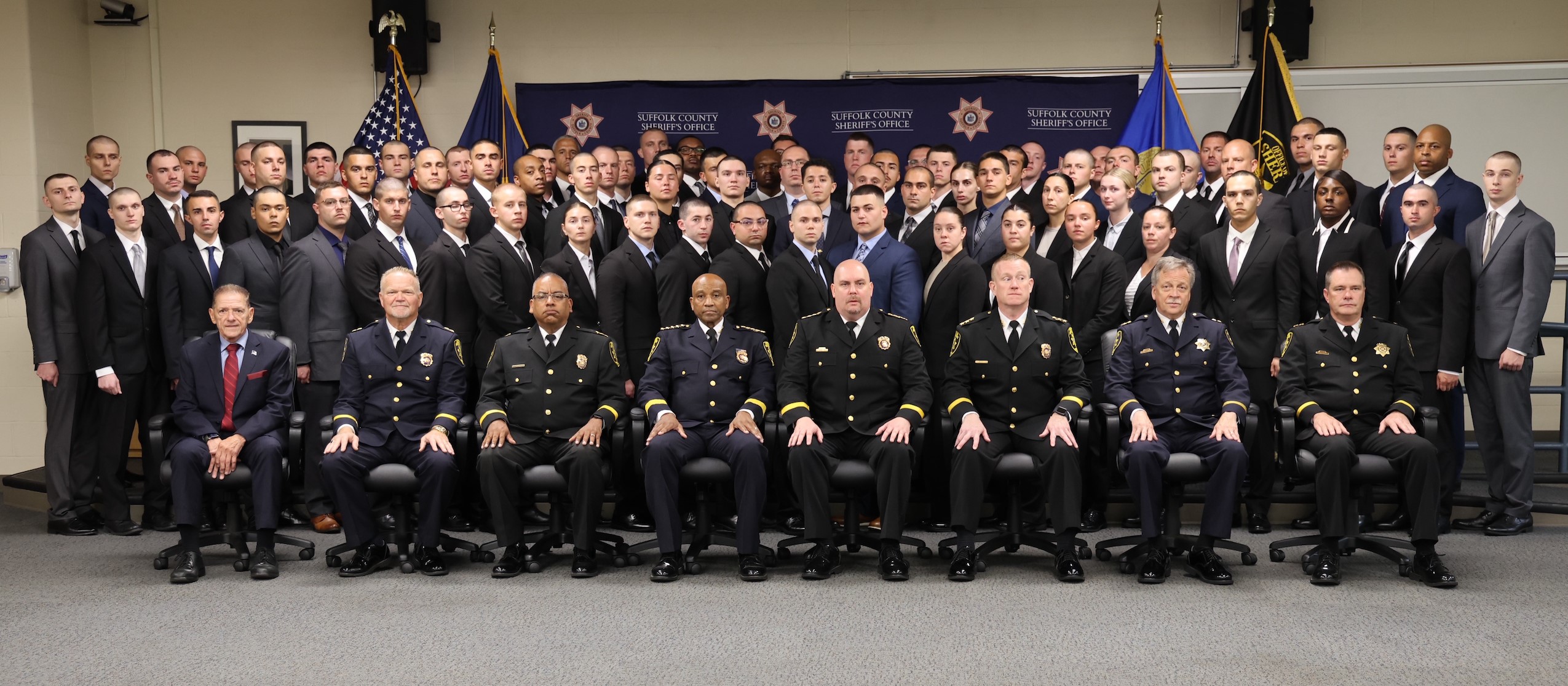 72 nuevos agentes penitenciarios de la Oficina del Sheriff de Suffolk prestan juramento
