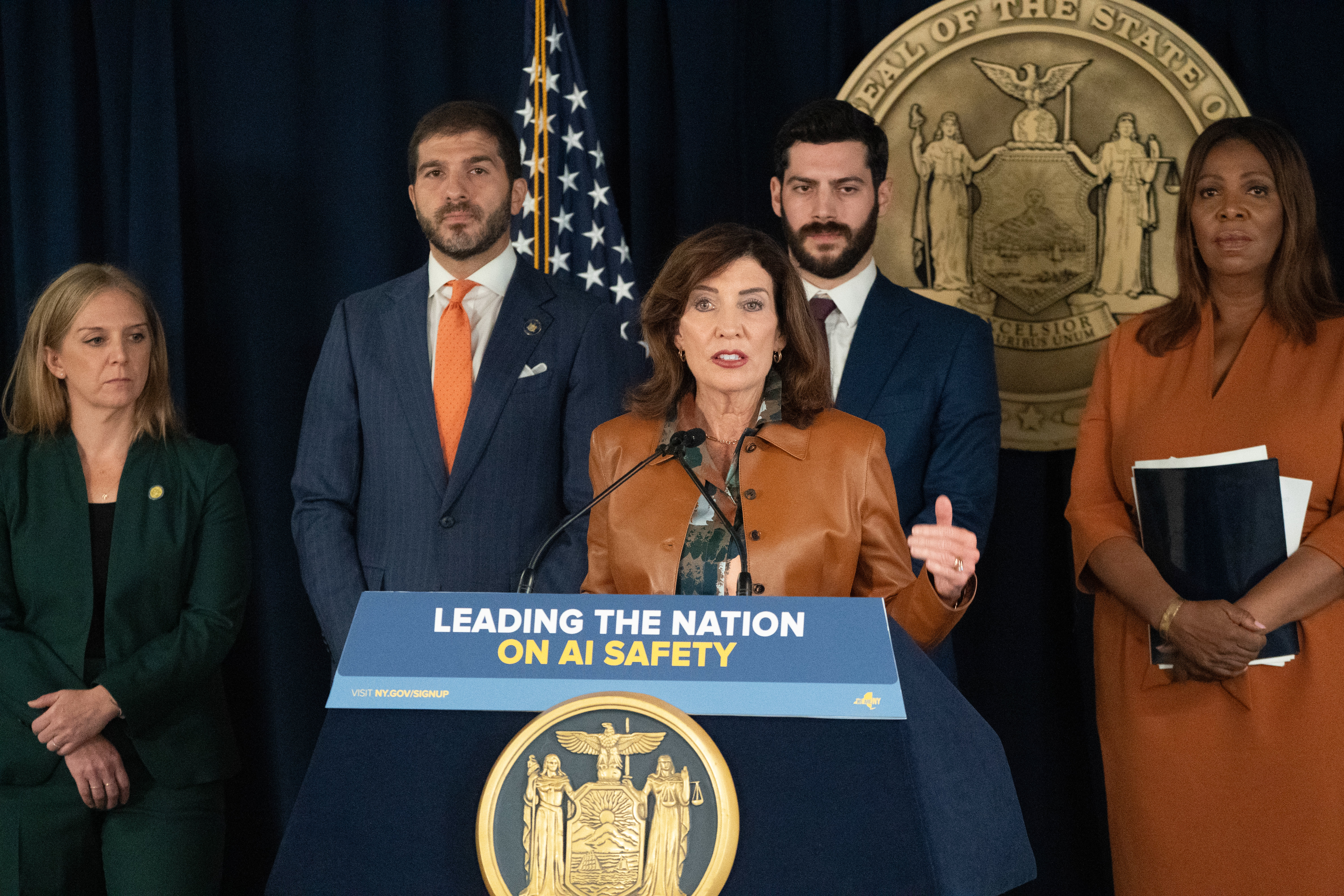 Estado de Nueva York amplía la regulación para desarrolladores de inteligencia artificial (IA)